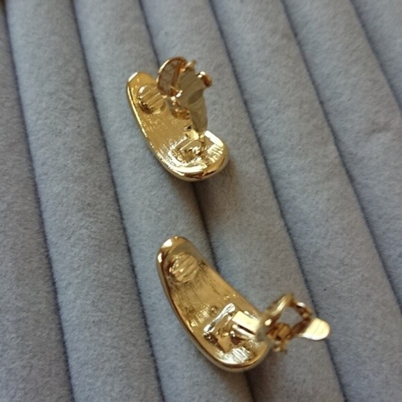 CROWN TRIFARI BLUE ENAMEL CLIP-ON EARRINGS - Picture 7 of 9